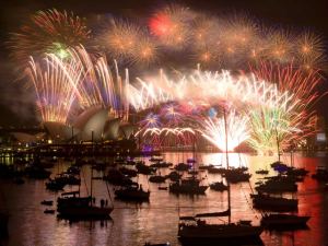 http://www.abc.net.au/news/2015-01-01/fireworks-light-up-the-sydney-harbour-bridge/5995388